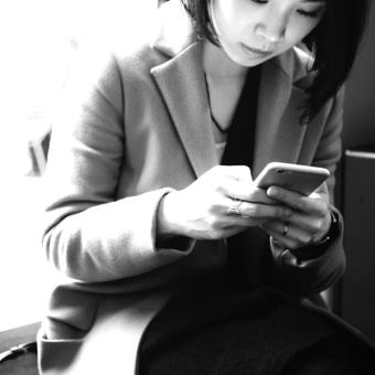 スマートフォンをみている日本人女性