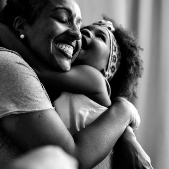 Imagem de uma mãe e uma filha se abraçando