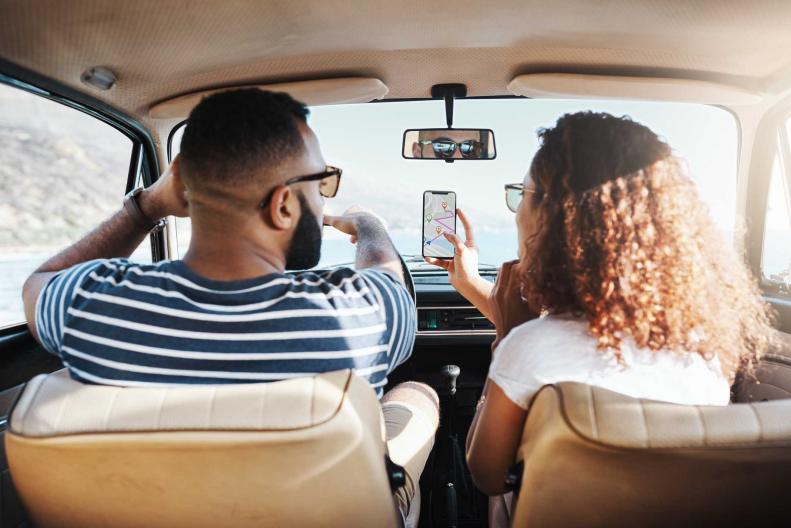 Una pareja mira el camino indicado por la app de transito en un celular