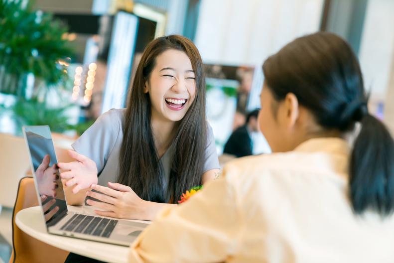 オフィスで談笑する2人の日本人女性