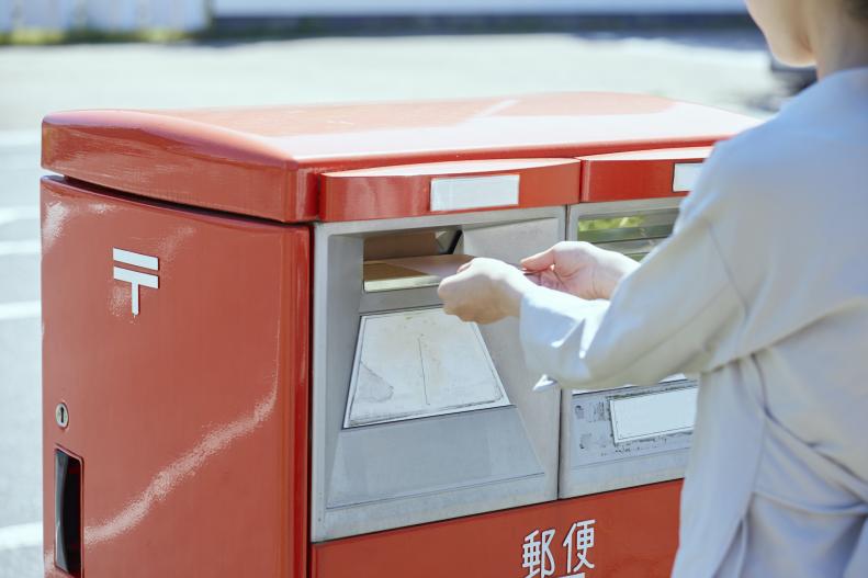 日本の赤い郵便ポスト