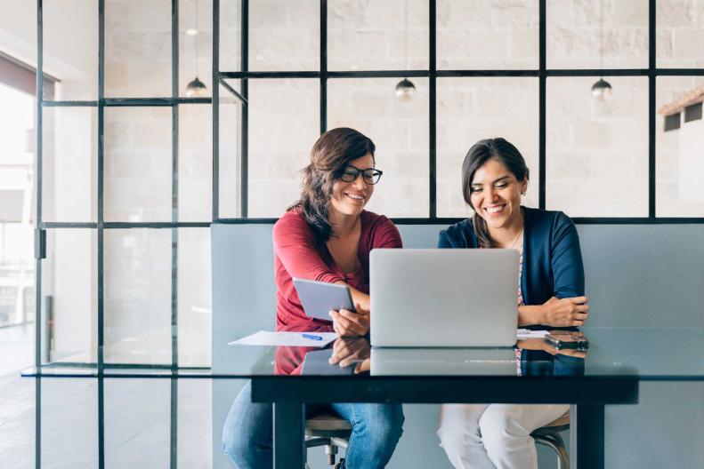 Dos mujeres emprendedoras trabajan frente a una computadora
