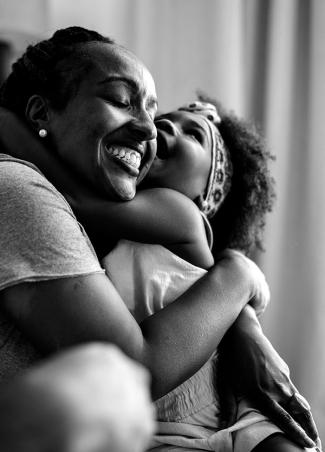 Imagem de uma mãe e uma filha se abraçando