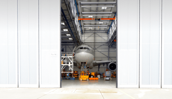Um avião em um hangar