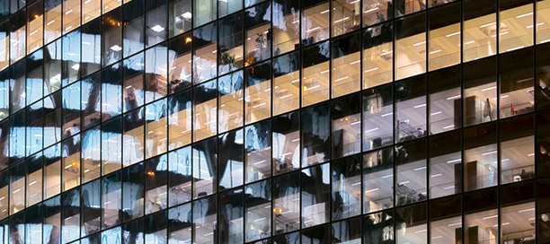 Fachada de vidrio de un edificio corporativo