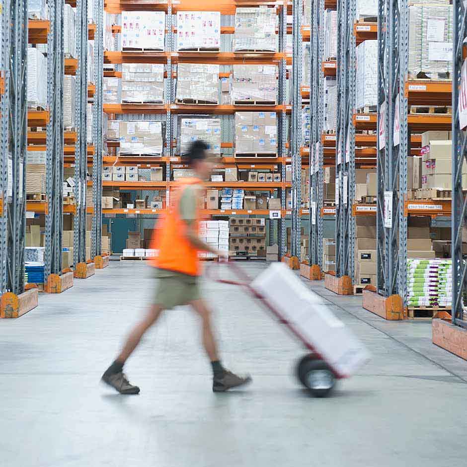 Dank der DocuSign Agreement Cloud für den Einkauf können Lagermitarbeiter Fulfillment-Anfragen schnell ausführen.
