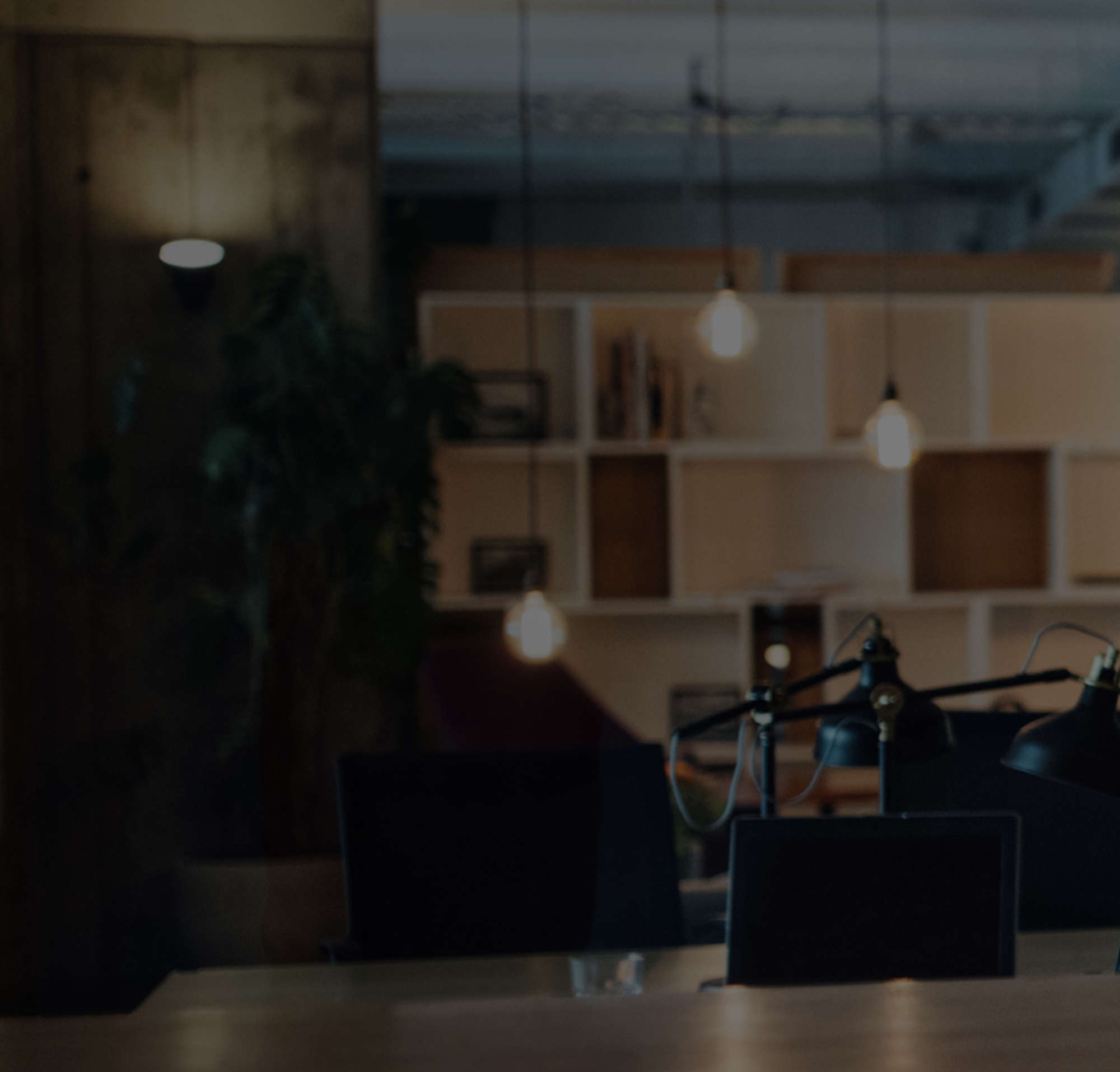 Homme utilisant la signature électronique Docusign pour signer sans papier et à distance