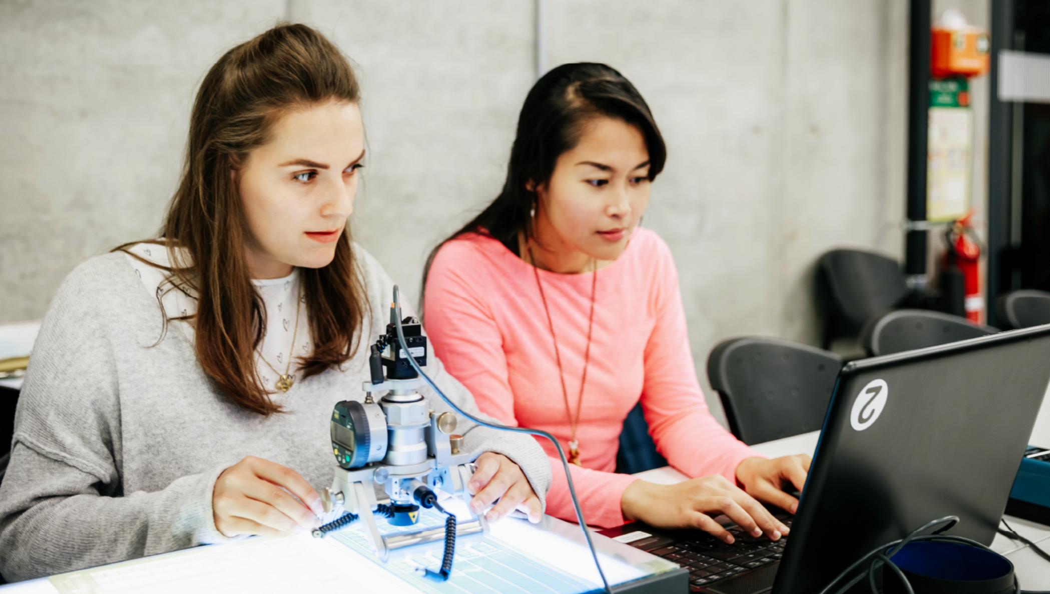 Duas mulheres estudando em um laboratório