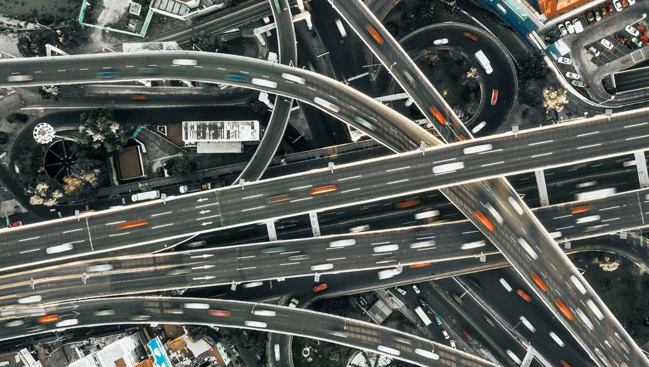 Imagen de un complejo de carreteras visto desde arriba