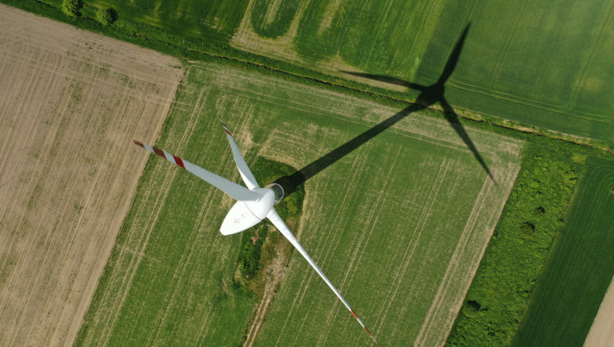 Vista aérea de turbina eólica